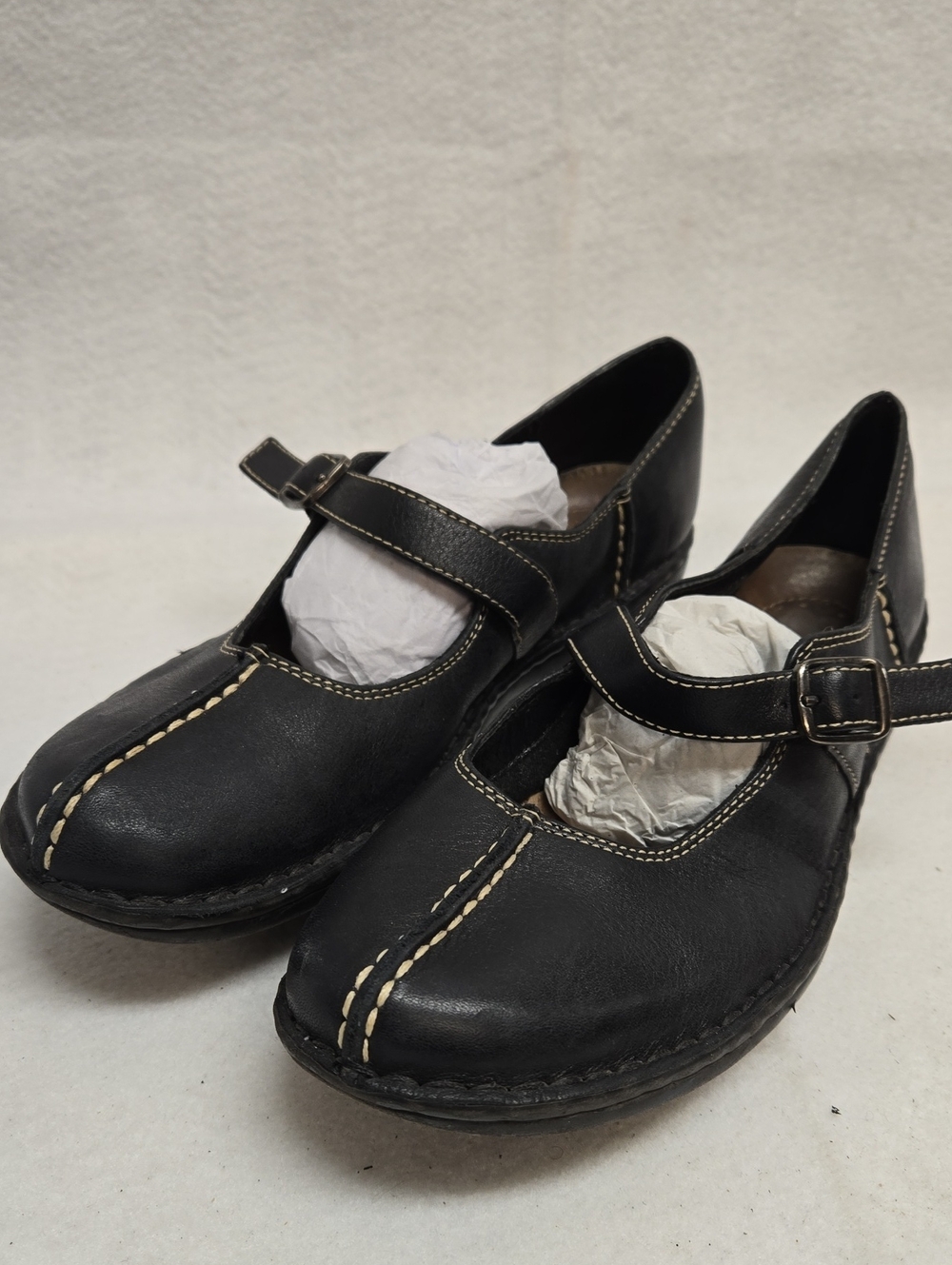 Clarks 6.5 Black  W/brown Undertones Mary Jane Shoes with Contrast Stitching